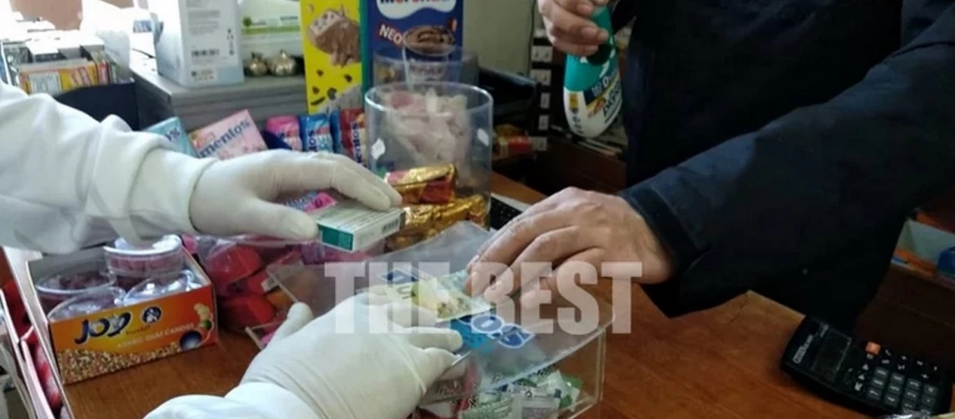 Το είδαμε και αυτό: Ψέκασαν πεντάευρο με αντισηπτικό